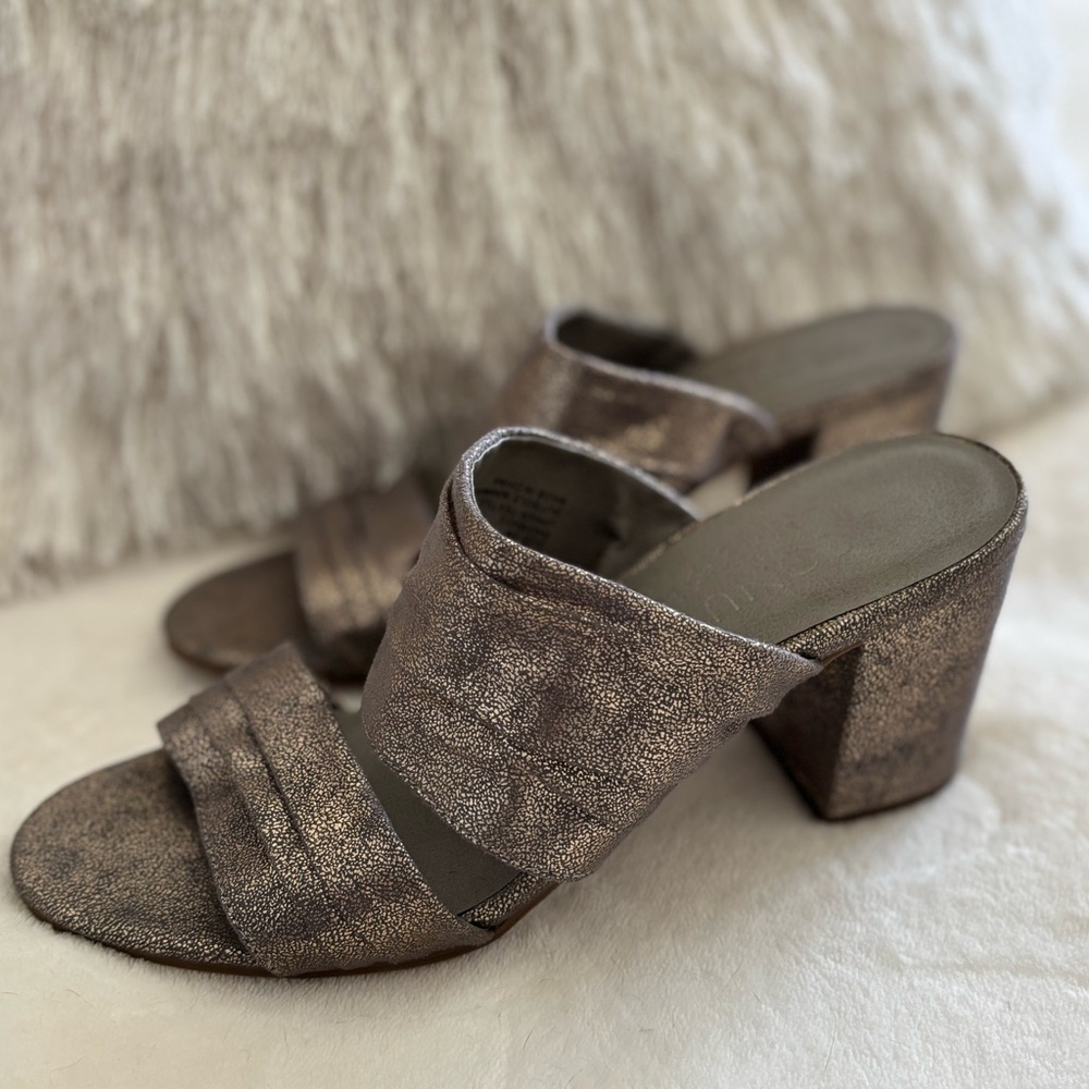 Coconuts by Matisse bronze heels